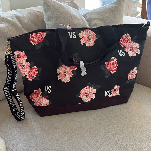 Victoria's Secret Handbags - NWT Victoria's Secret XL Weekender Travel Tote Beach Bag w/Removable Strap